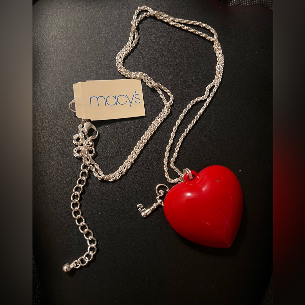 Vintage-Rare~NWT Macy’s Silver Key Red 3-D Heart Adjustable Silver Chain
